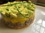 Una foto de medallon de atun en salsa de jengibre