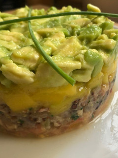 Una foto de Tartar de atún y pulpo con aguacate y mango