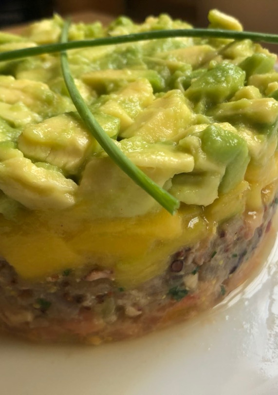 Una foto de Tartar de atún y pulpo con aguacate y mango