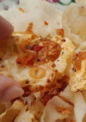 Hình của món Bóng bì và bánh tráng chiên giòn lắc topping.