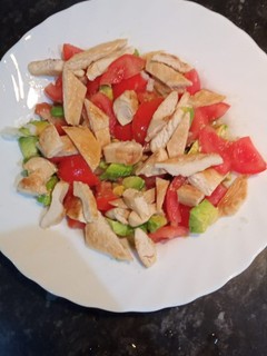 Una foto de Ensalada aguacate y pollo