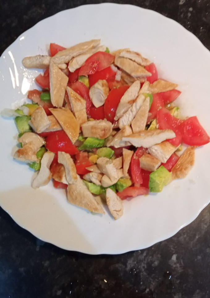 Una foto de Ensalada aguacate y pollo