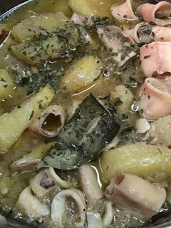 Una foto de Chipirones en salsa con refrito de patatas y piñones