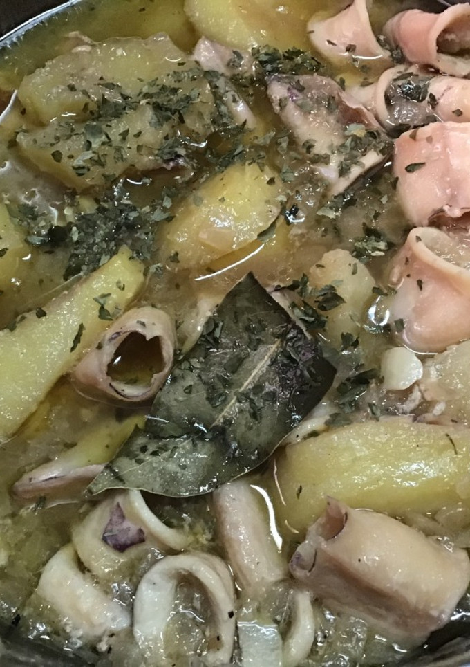 Una foto de Chipirones en salsa con refrito de patatas y piñones