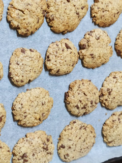 Una foto de Galletas de chocolate blanco y negro. Cookies de chocolate con Thermomix
