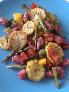 Una foto de Salchichas y verduras al horno