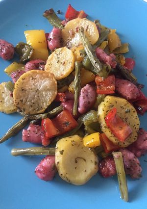 Una foto de Salchichas y verduras al horno