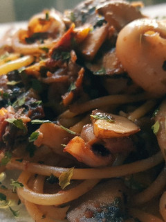 Una foto de Espaguetis con calamares y setas