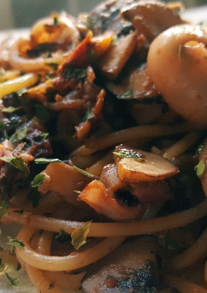 Una foto de Espaguetis con calamares y setas
