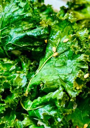 Hình của món 🌱 Cải Xoăn Nướng Giòn (Chips Kale).