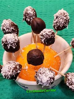 Una foto de Chupa-chups de uvas bañadas de chocolate