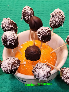 Una foto de Chupa-chups de uvas bañadas de chocolate