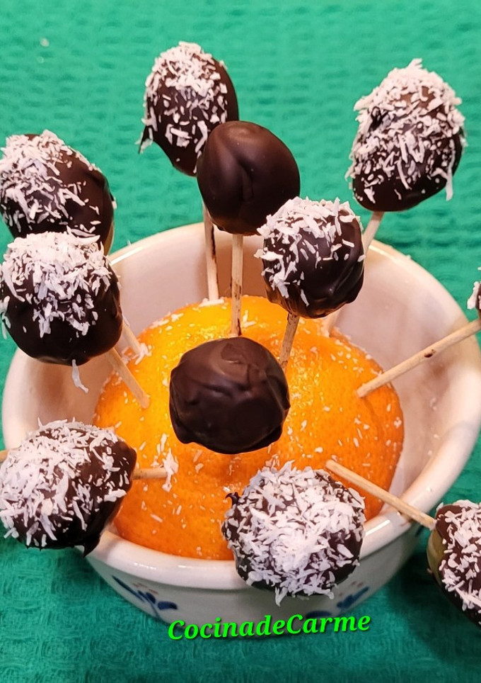 Una foto de Chupa-chups de uvas bañadas de chocolate