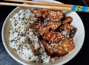 Una foto de Berenjenas  🍆 Salteadas con Ajo y Jengibre  al Estilo Oriental