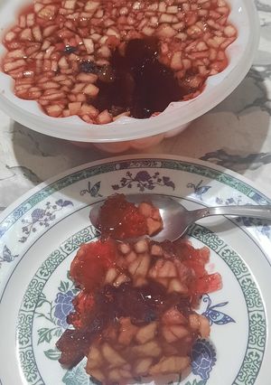 Una foto de Postre fresco de gelatina con arándanos, manzana y frutillas