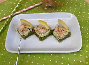 Foto di Finger food con crema di avocado e tartare di gamberi