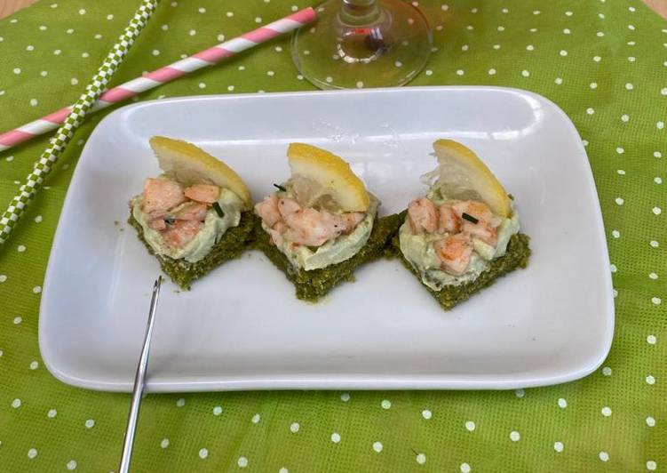 Finger food con crema di avocado e tartare di gamberi