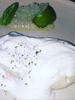 Una foto de Bacalao con mousse de Cabrales y perlas cítricas