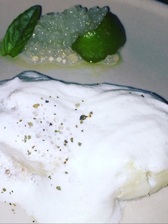 Una foto de Bacalao con mousse de Cabrales y perlas cítricas