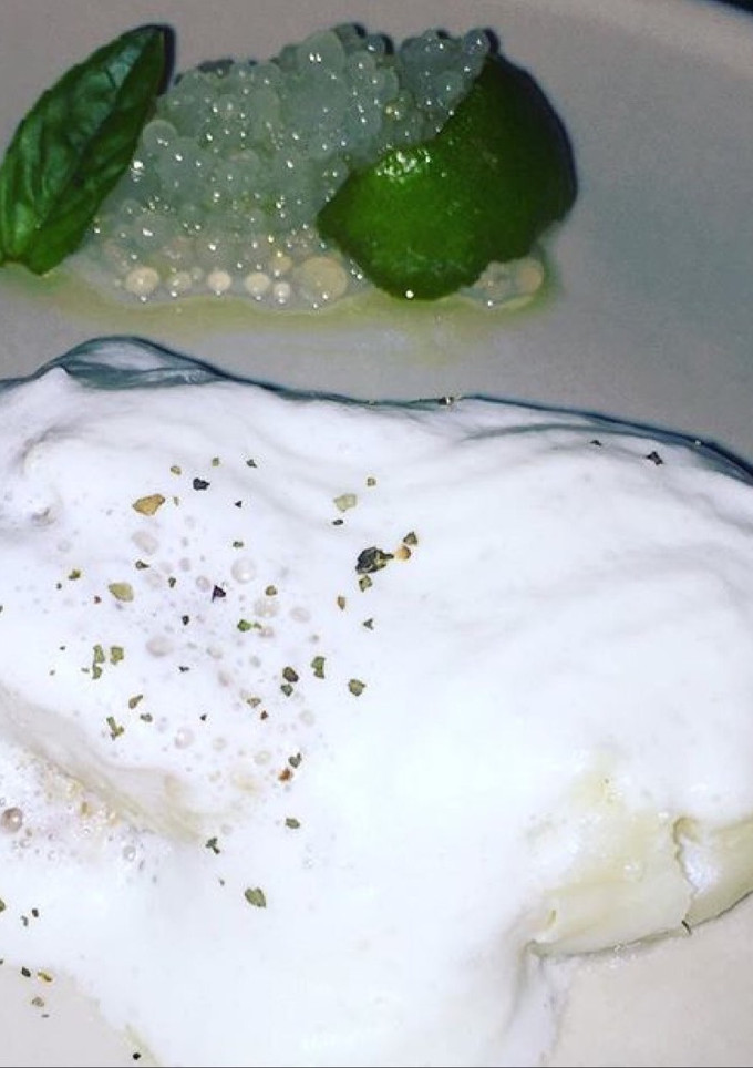 Una foto de Bacalao con mousse de Cabrales y perlas cítricas