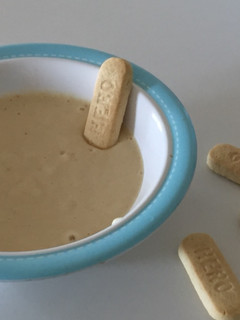 Una foto de Papilla de frutas con galletas de bebé