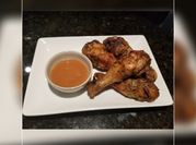 Una foto de pollo frito al orégano