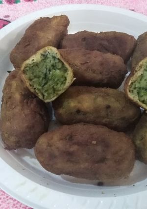 Una foto de Croquetas de espinacas y acelga con fondo de pollo