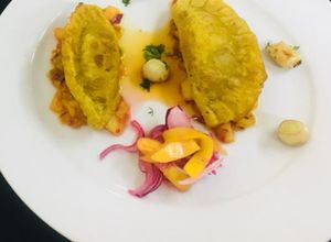 Una foto de Empanaditas de verde rellenas de cochinita pibill