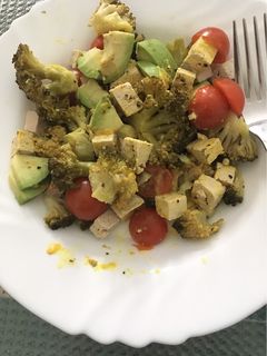 Una foto de Ensalada de brócoli y tofu con vinagreta de mostaza