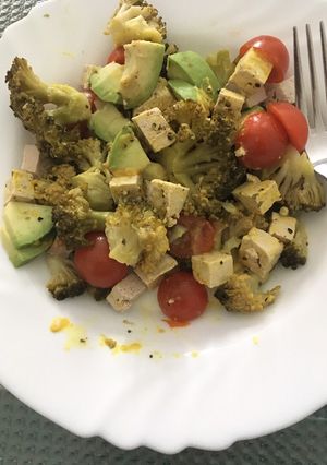 Una foto de Ensalada de brócoli y tofu con vinagreta de mostaza