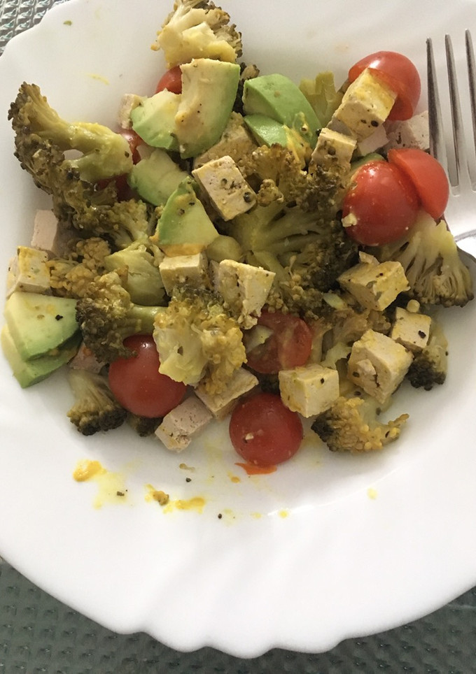 Una foto de Ensalada de brócoli y tofu con vinagreta de mostaza