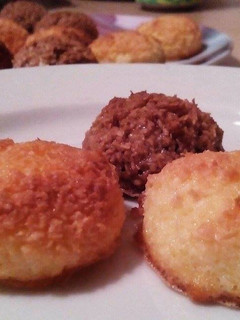 Una foto de Coquitos (o cocadas) de sabores