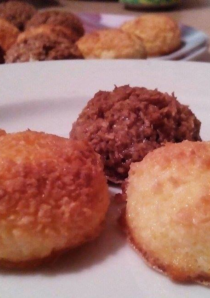 Una foto de Coquitos (o cocadas) de sabores