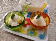 Una foto di sorbetto al limone