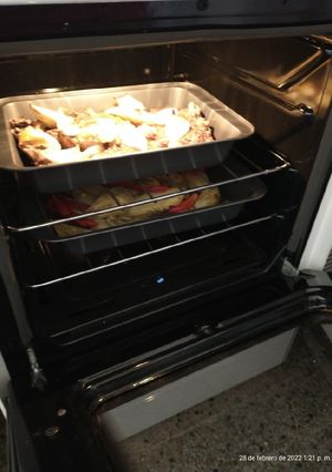 Una foto de Carne de vaca al horno, con papas y verduras