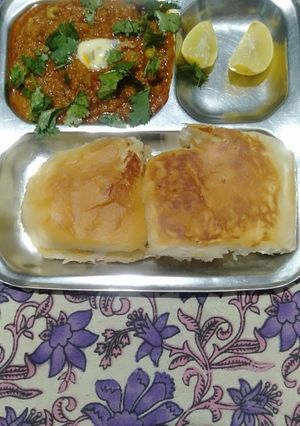 ગ્રીન ઓનિયન પાવભાજી(Green onion pavbhaji recipe in Gujarati) રેસીપી મુખ્ય ફોટો