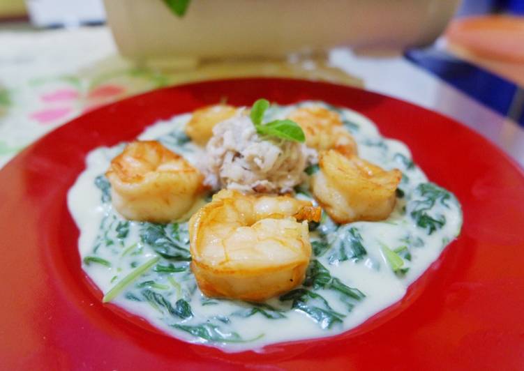 Creamy spinach with prawns