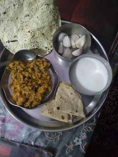 ભાજી નુ લોટ વાળુ શાક (Bhaji nu lot valu shak recipe in Gujarati) રેસીપી મુખ્ય ફોટો