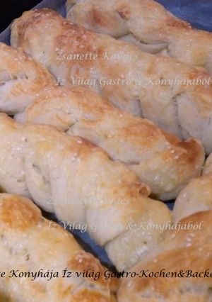 Csavart szezámmagos sajtos kifli Zsanette módra recept fotója