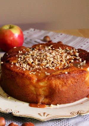Foto di Torta di mele al caramello e nocciole