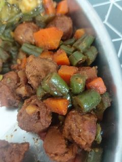 বিন্স গাজর সয়াবিনের তরকারি(beans gajar soyabeaner tarkari recipe in Bengali) রেসিপির প্রধান ছবি