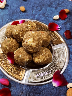 गोंद के लड्डू (Gond ke laddu recipe in Hindi) रेसिपी मुख्य फोटो