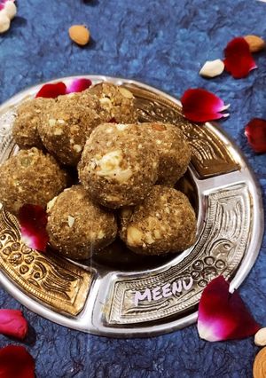 A picture of Gond ke Laddu (Edible Gum Ladoo).