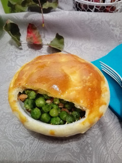 Una foto de Pot pie o pastel de pollo con guisantes