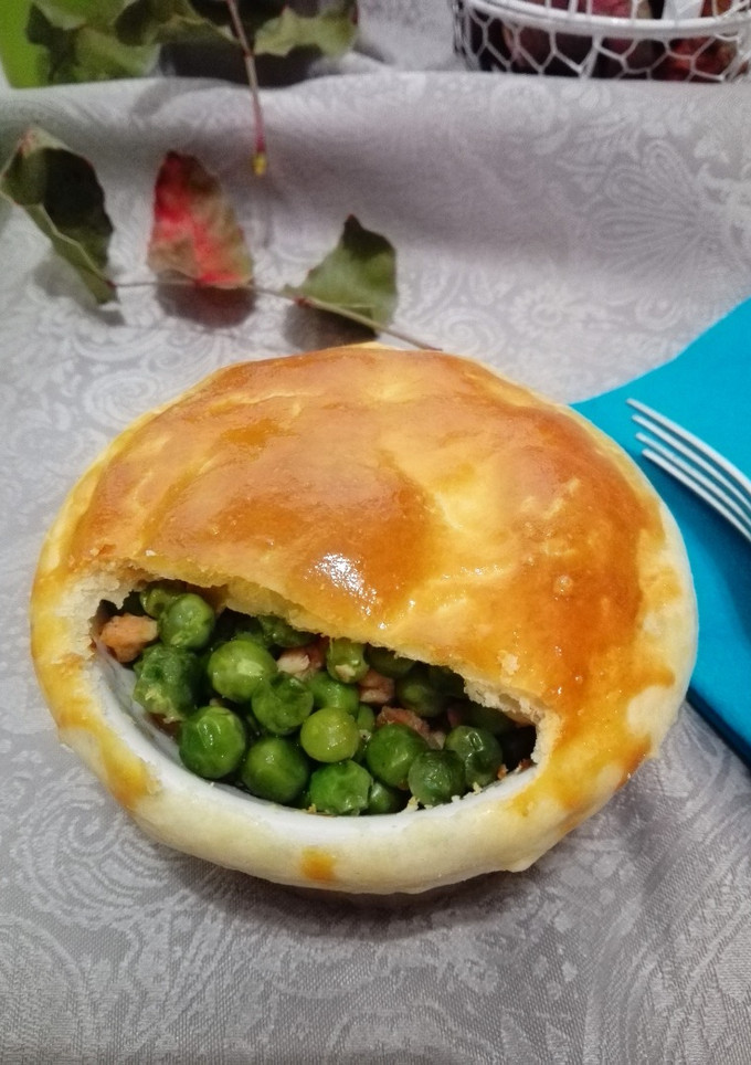Una foto de Pot pie o pastel de pollo con guisantes