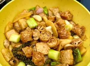 Hình của món Tàu Hũ Ky Cuộn Kho Thơm Nấm (Món chay).