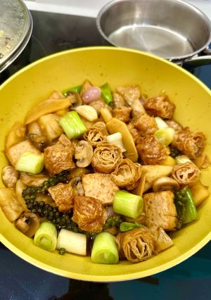 Hình của món Tàu Hũ Ky Cuộn Kho Thơm Nấm (Món chay).