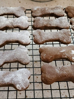 A picture of Cinnamon Molasses Dog Biscuits.