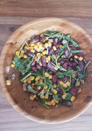 Une photo de Salade haricots rouge, maïs et roquette