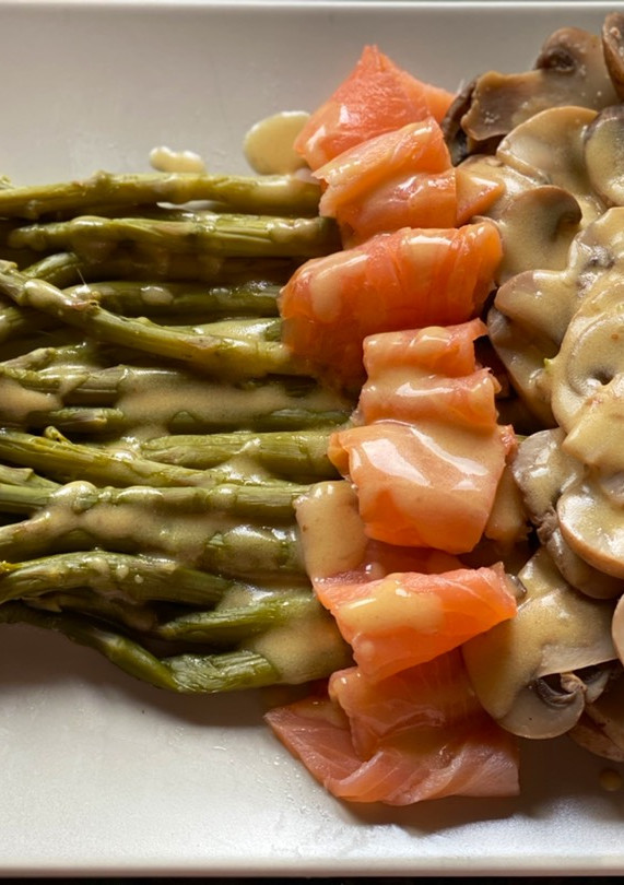 Una foto de Espárragos trigueros con salmón y champiñones en salsa de mostaza